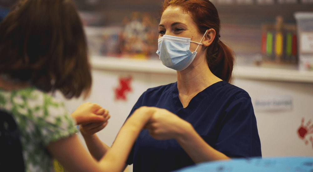 Nurse giving medication at HDH_1000x550